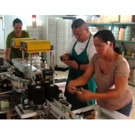 Le personnel polynésien de La Parfumerie Tiki à l’œuvre: chaque fleur de Tiaré Tahiti est encore mise en bouteille à la main !