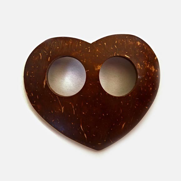 Boucle attache pareo en noix de coco motif coeur