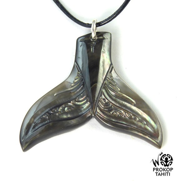 Pendentif nacre gravee queue baleine prokop b3 Pendentif nacre gravee queue baleine prokop b3