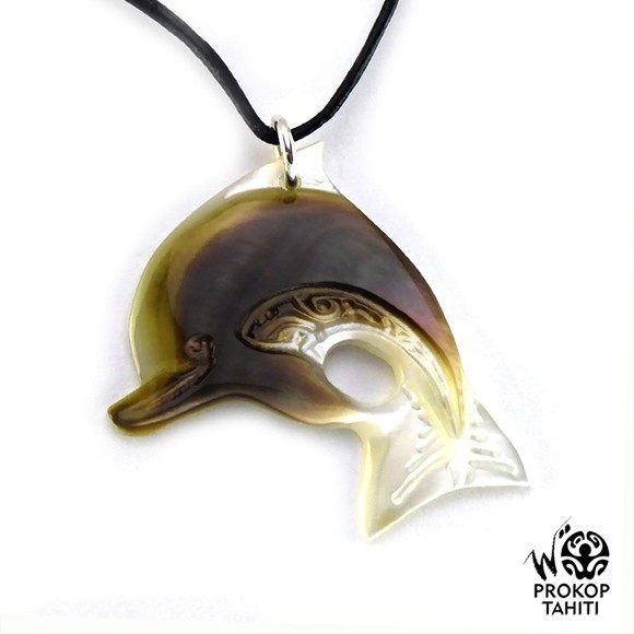 Pendentif nacre gravee dauphin prokop tahiti df23 Pendentif nacre gravee dauphin prokop tahiti df23