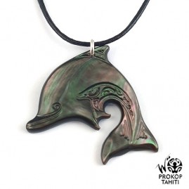 Pendentif nacre gravee prokop dauphin df13