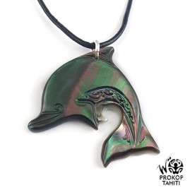 Pendentif nacre gravee prokop dauphin df14