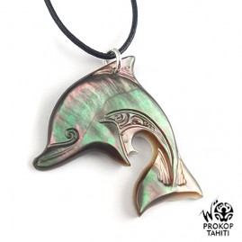Pendentif nacre gravee prokop dauphin df15