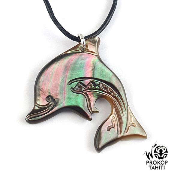 Pendentif nacre gravee prokop dauphin df18 Pendentif nacre gravee prokop dauphin df18
