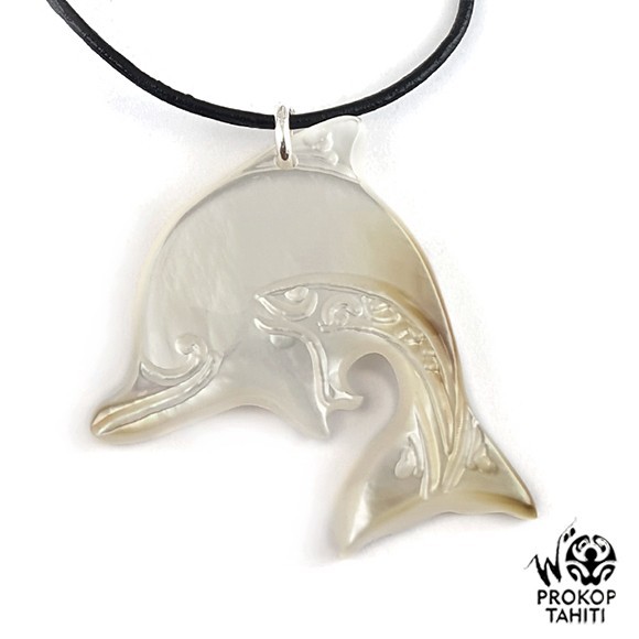 Pendentif nacre gravee prokop dauphin df24 Pendentif nacre gravee prokop dauphin df24
