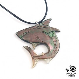 Pendentif nacre gravee prokop tahiti requin prq3