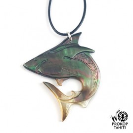 Pendentif nacre gravee prokop tahiti requin prq5