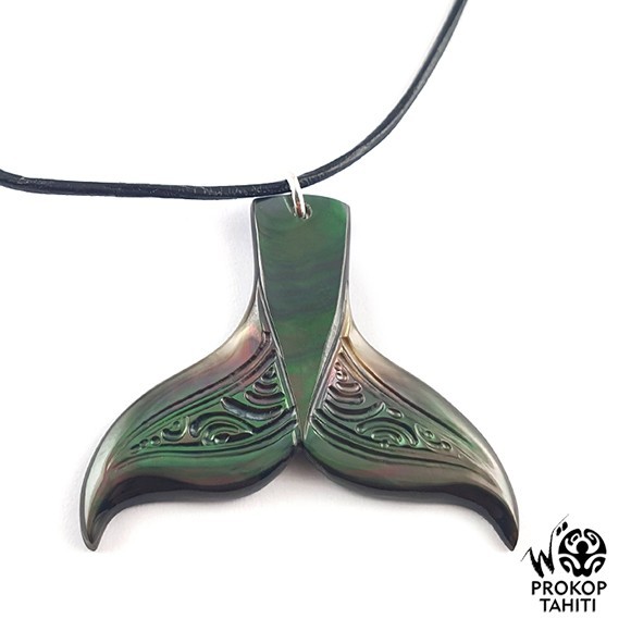 Pendentif nacre gravee prokop tahiti queue baleine b2 Pendentif nacre gravee prokop tahiti queue baleine b2
