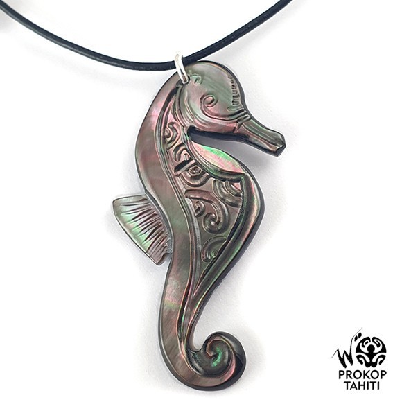 Pendentif nacre gravee prokop tahiti hippocampe phb2 Pendentif nacre gravee prokop tahiti hippocampe phb2