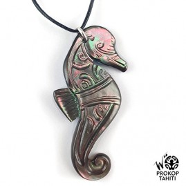 Pendentif nacre gravee prokop tahiti hippocampe phb3