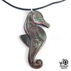 Pendentif nacre gravee prokop tahiti hippocampe phb4