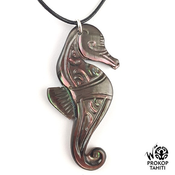 Pendentif nacre gravee prokop tahiti hippocampe phb5