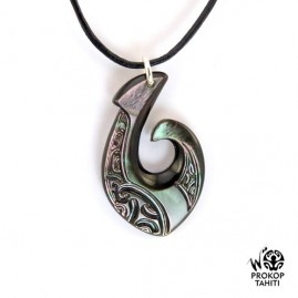 Pendentif nacre gravee prokop tahiti mini hamecon ph3