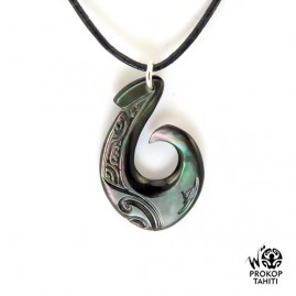 Pendentif nacre gravee prokop tahiti mini hamecon ph6