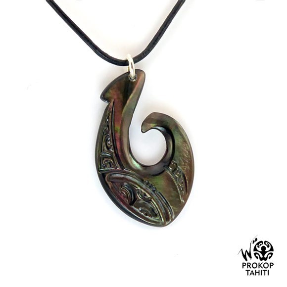 Pendentif nacre gravee prokop tahiti mini hamecon ph14 Pendentif nacre gravee prokop tahiti mini hamecon ph14