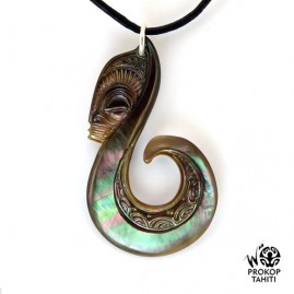 Pendentif nacre gravee prokop tahiti hamecon tiki ht8