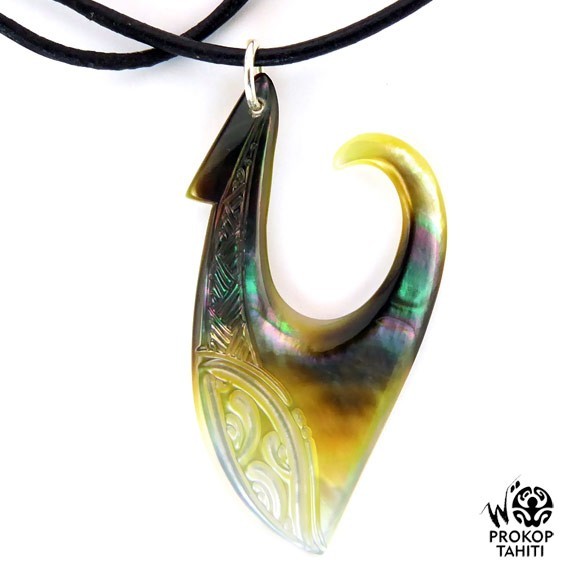 Pendentif nacre gravee prokop tahiti hamecon xl h5 Pendentif nacre gravee prokop tahiti hamecon xl h5