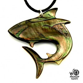 Pendentif nacre gravee prokop tahiti requin xl rq17