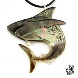 Pendentif nacre gravee prokop tahiti requin xl rq20