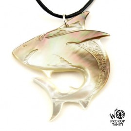 Pendentif nacre gravee prokop tahiti requin xl rq21