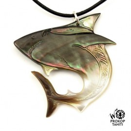 Pendentif nacre gravee prokop tahiti requin xl rq25