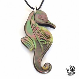 Pendentif nacre gravee prokop tahiti hippocampe phb9