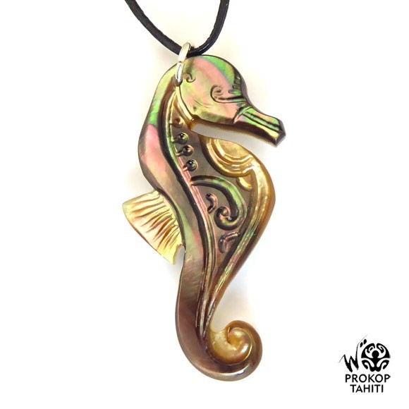 Pendentif nacre gravee prokop tahiti hippocampe phb11