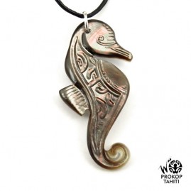 Pendentif nacre gravee prokop tahiti hippocampe phb12