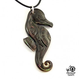 Pendentif nacre gravee prokop tahiti hippocampe phb14