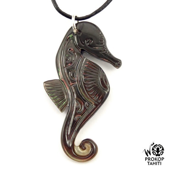 Pendentif nacre gravee prokop tahiti hippocampe phb16 Pendentif nacre gravee prokop tahiti hippocampe phb16
