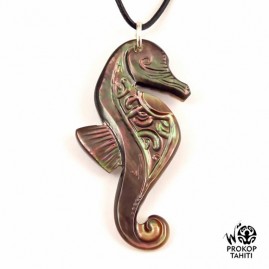 Pendentif nacre gravee prokop tahiti hippocampe phb17