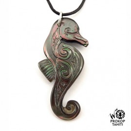 Pendentif nacre gravee prokop tahiti hippocampe phb18