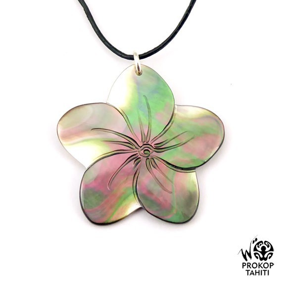 Pendentif nacre gravee prokop fleur tipanier tahiti ft1 Pendentif nacre gravee prokop fleur tipanier tahiti ft1