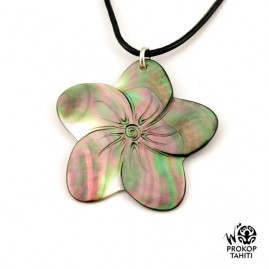 Pendentif nacre gravee prokop fleur tipanier tahiti ft3