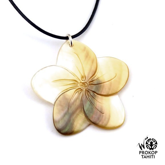 Pendentif nacre gravee prokop fleur tipanier tahiti ft7 Pendentif nacre gravee prokop fleur tipanier tahiti ft7
