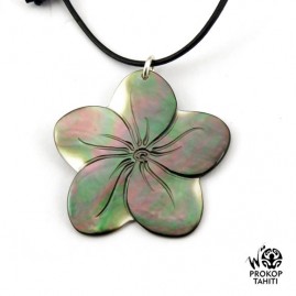 Pendentif nacre gravee prokop fleur tipanier tahiti ft10