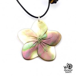 Pendentif nacre gravee prokop fleur tipanier tahiti ft14