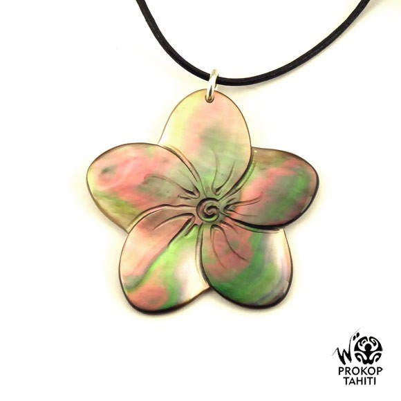 Pendentif nacre gravee prokop fleur tipanier tahiti ft15 Pendentif nacre gravee prokop fleur tipanier tahiti ft15