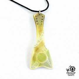 Pendentif nacre gravee prokop tahiti ukulele u10