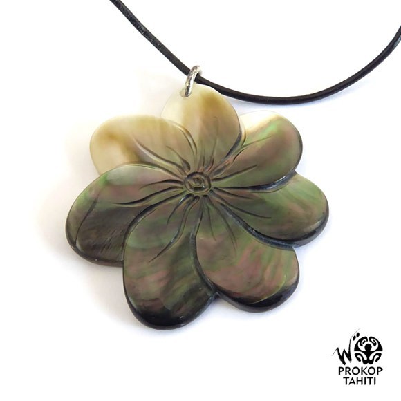 Pendentif nacre gravee prokop tahiti fleur tiare 7ff Pendentif nacre gravee prokop tahiti fleur tiare 7ff