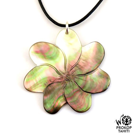 Pendentif nacre gravee prokop fleur tiare tahiti fg5 Pendentif nacre gravee prokop fleur tiare tahiti fg5