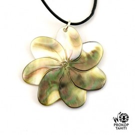 Pendentif nacre gravee prokop fleur tiare tahiti fg9