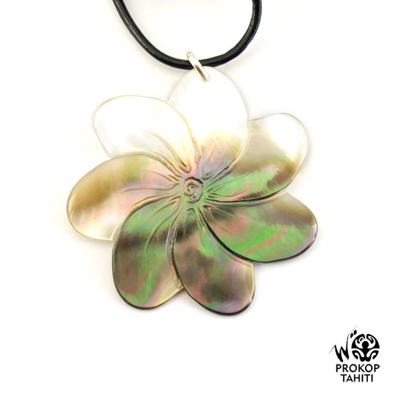 Pendentif nacre gravee prokop fleur tiare tahiti fg19 Pendentif nacre gravee prokop fleur tiare tahiti fg19