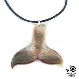 Pendentif nacre gravee prokop tahiti queue baleine b8