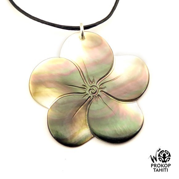 Pendentif nacre gravee prokop fleur tahiti 5fg22 Pendentif nacre gravee prokop fleur tahiti 5fg22