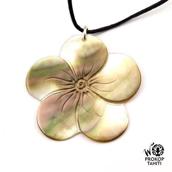 Pendentif nacre gravee prokop fleur tahiti 5fg29 Pendentif nacre gravee prokop fleur tahiti 5fg29