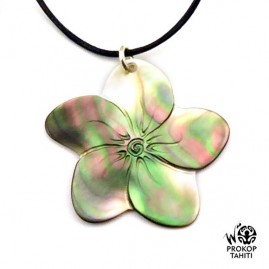 Pendentif nacre gravee prokop fleur tipanier tahiti ft46