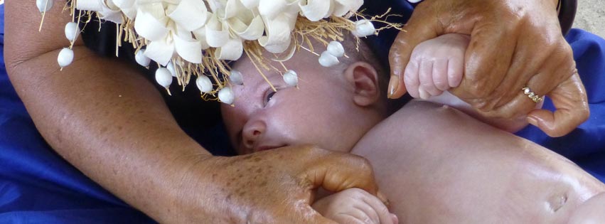 MASSAGE D'UN BEBE AVEC DU MONOI